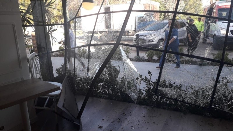 El Kia quedó entre mesas y sillas luego de atravesar los cristales.