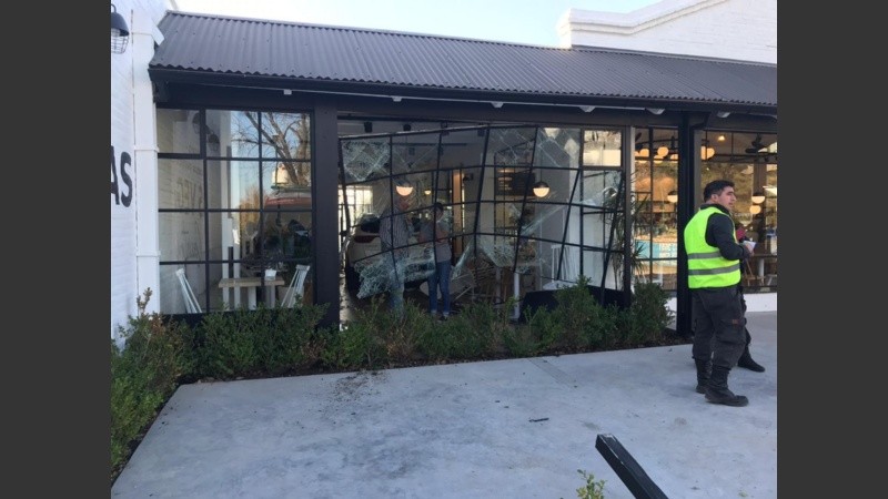 El Kia quedó entre mesas y sillas luego de atravesar los cristales.