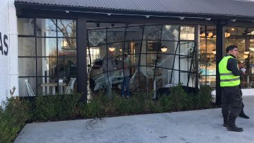 El Kia quedó entre mesas y sillas luego de atravesar los cristales.