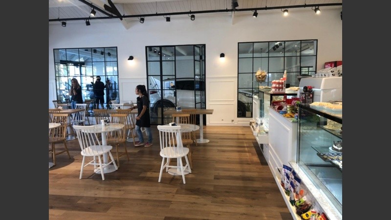 El Kia quedó entre mesas y sillas luego de atravesar los cristales.