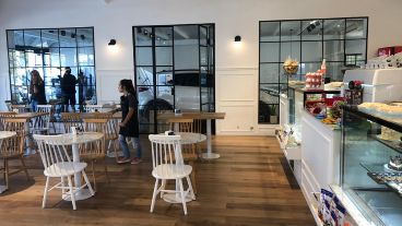 El Kia quedó entre mesas y sillas luego de atravesar los cristales.