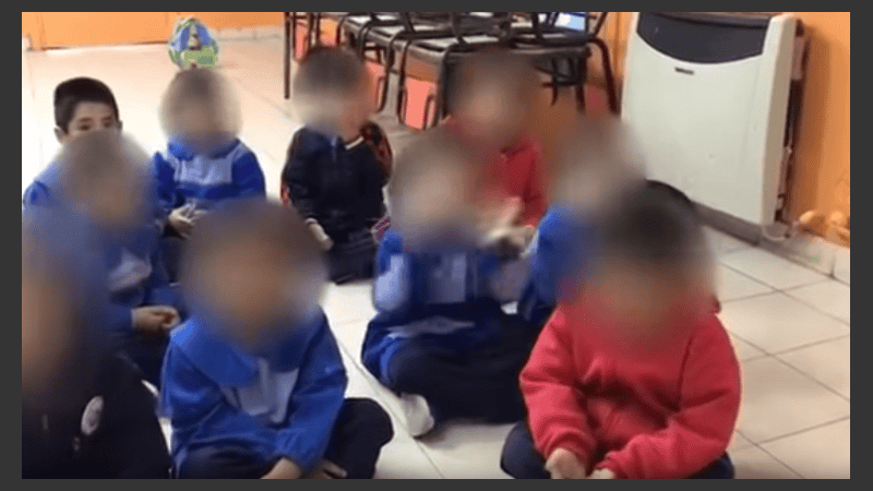 Santi es el chico de campera roja.