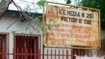 La escuela Nº 251 Doctor Víctor Bibian Cue, frente a la cual se produjo la pelea entre los alumnos.
