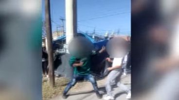 La pelea a la salida de la escuela fue registrada fue registrada y subida a las redes por los presentes.