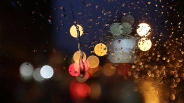 Las luces de la calle a través del agua de lluvia.