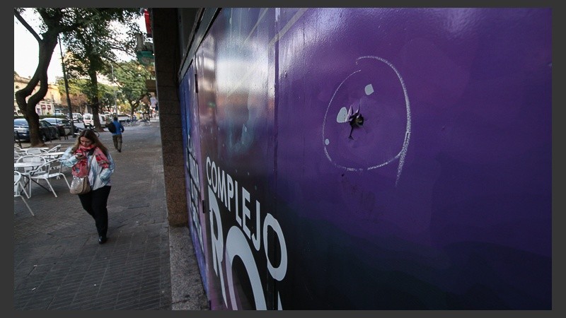 Uno de los impactos de bala en la fachada del boliche Roma.