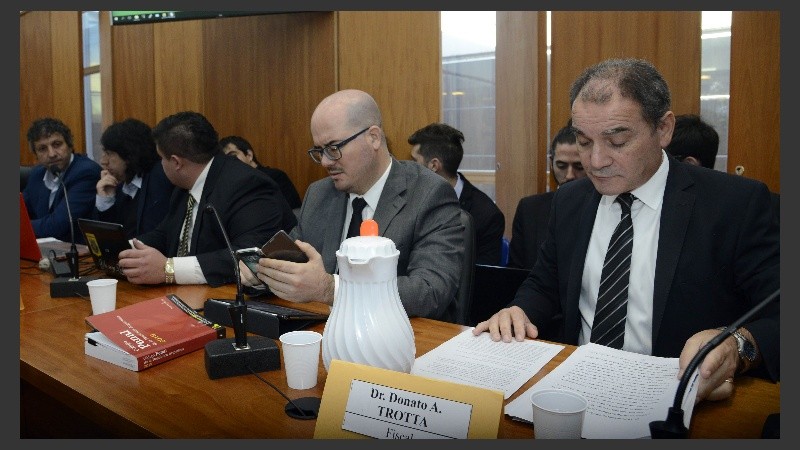 El fiscal Donato Trotta, acompañado por Sebastián Narvaja.