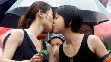 Una pareja se besa frente al Parlamento durante el debate, en la ciudad de Taipei.
