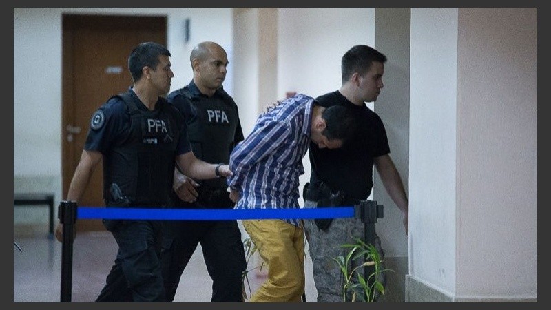 Solís, al salir de la audiencia imputativa por los crímenes de Jonatan y Ulises Funes.