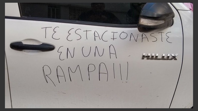 El escrito con fibra y acompañado de mucha bronca en una de sus puertas.