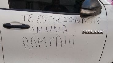 El escrito con fibra y acompañado de mucha bronca en una de sus puertas.