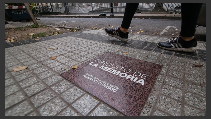 Cada lugar que forma parte del recorrido hay una placa alusiva.