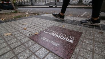 Cada lugar que forma parte del recorrido hay una placa alusiva.