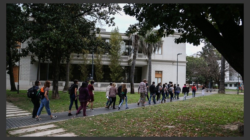 Un buen número de personas participó del recorrido a pesar del mal tiempo.