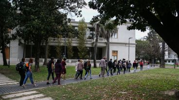 Un buen número de personas participó del recorrido a pesar del mal tiempo.