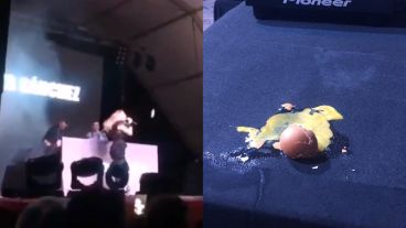 Las personas que arrojaron los huevos le gritaron "fascista" a la cantante.