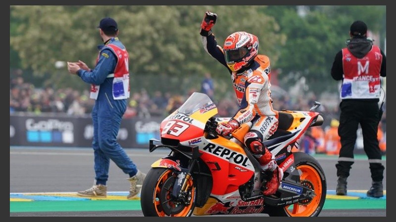 Márquez celebra el triunfo en Le Mans.