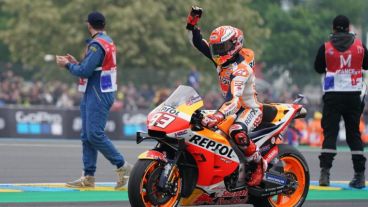 Márquez celebra el triunfo en Le Mans.
