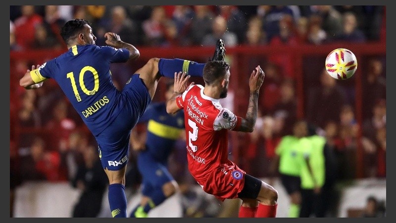 Tevez va arriba ante Torrén.