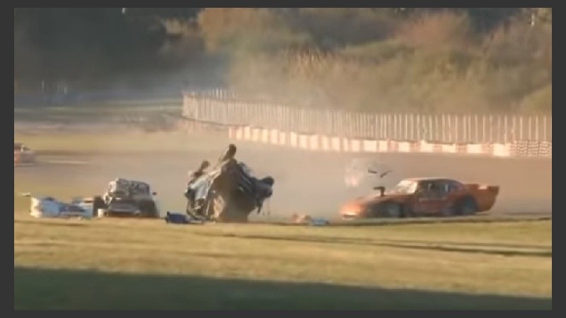 Un piloto se despistó e impactó contra la camioneta de auxilio.