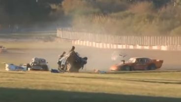 Un piloto se despistó e impactó contra la camioneta de auxilio.