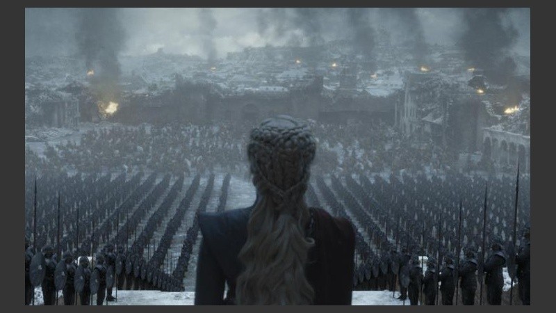 Fotograma cedido por el canal HBO donde aparece Emilia Clarke, como Daenerys Targaryen, durante una escena del sexto episodio.