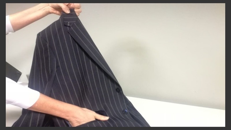 La historia comenzó cuando la mujer del roperito encontró el dinero.