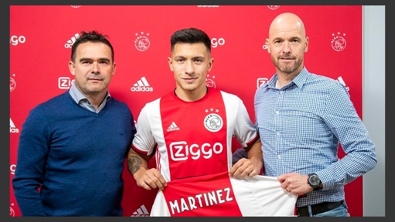 Lisandro junto al presidente y al técnico de Ajax. 