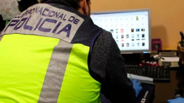 Personal policial investiga el material confiscado en una red de pornografía infantil.