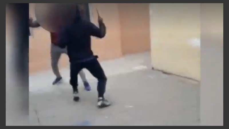 Una imagen del ataque de un alumno a otro en la escuela. 