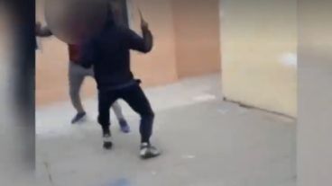 Una imagen del ataque de un alumno a otro en la escuela.