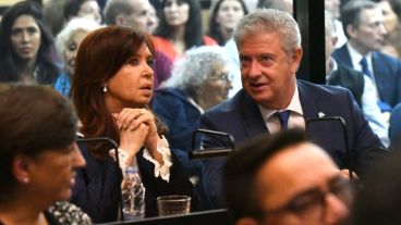 Cristina Kirchner junto a su abogado defensor en el inicio del juicio.