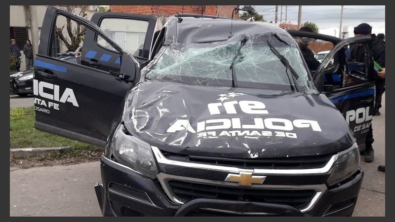 Otros efectivos volvieron al patrullero a su posición normal.