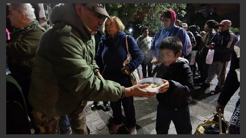 De lunes a viernes los ex combatientes salen a repartir comida caliente por las noches.