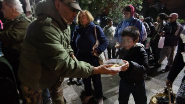 De lunes a viernes los ex combatientes salen a repartir comida caliente por las noches.