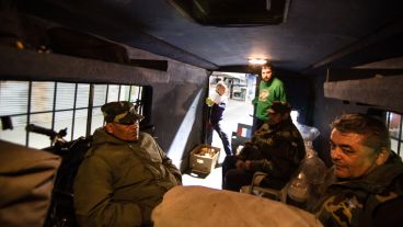 Alrededor de seis personas colaboran en el recorrido y en la entrega de una ración de alimento caliente.