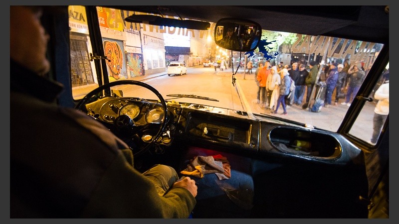 El recorrido tarda alrededor de tres horas. Los lugares y los horarios se repiten y la gente los esperan llegar.