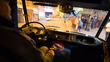 El recorrido tarda alrededor de tres horas. Los lugares y los horarios se repiten y la gente los esperan llegar.