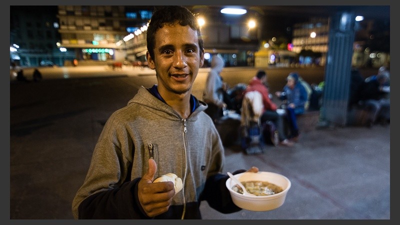 Un joven en plaza Montenegro con su plato de comida. Cerca de las 20 el camión se hace presente en ese lugar céntrico.