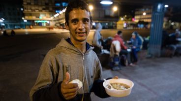 Un joven en plaza Montenegro con su plato de comida. Cerca de las 20 el camión se hace presente en ese lugar céntrico.