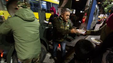 Aseguran que es notorio el aumento de personas que esperan un plato de comida en la calle en relación al año pasado.