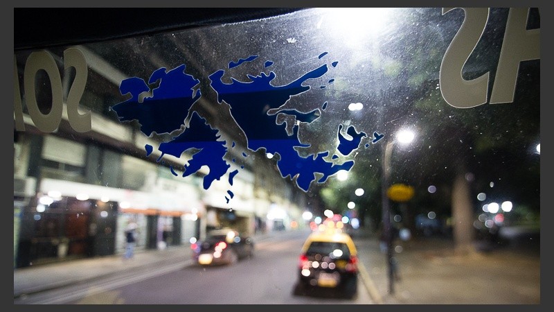 El recorrido del camión del Centro de ex Combatientes de Rosario por las calles rosarinas.