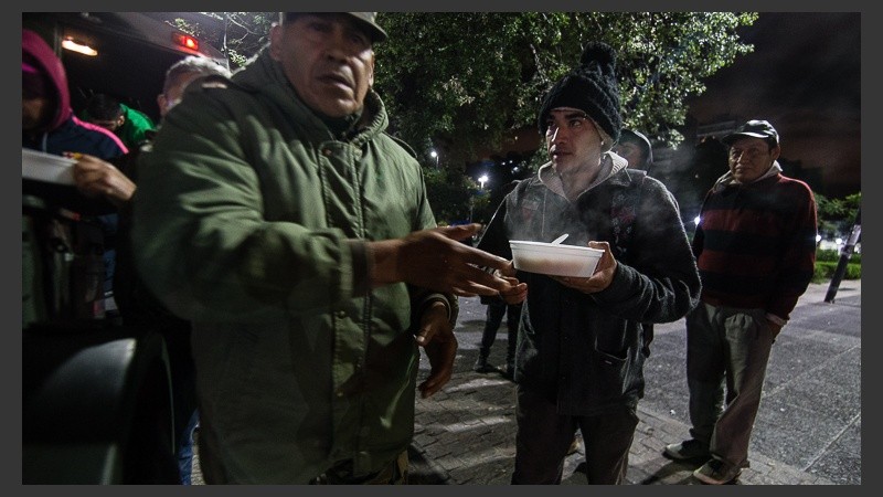 Noche tras noche cada persona que lo necesite recibe su plato de comida.
