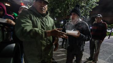 Noche tras noche cada persona que lo necesite recibe su plato de comida.