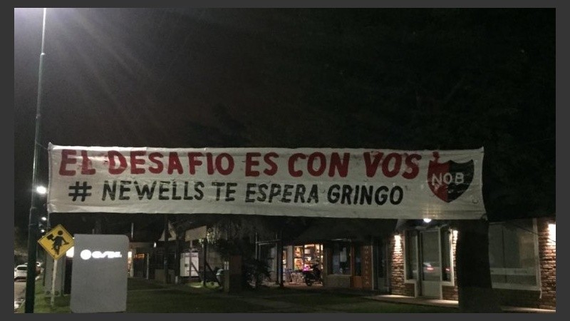 El pasacalle que apareció frente al barrio donde viven los Heinze.