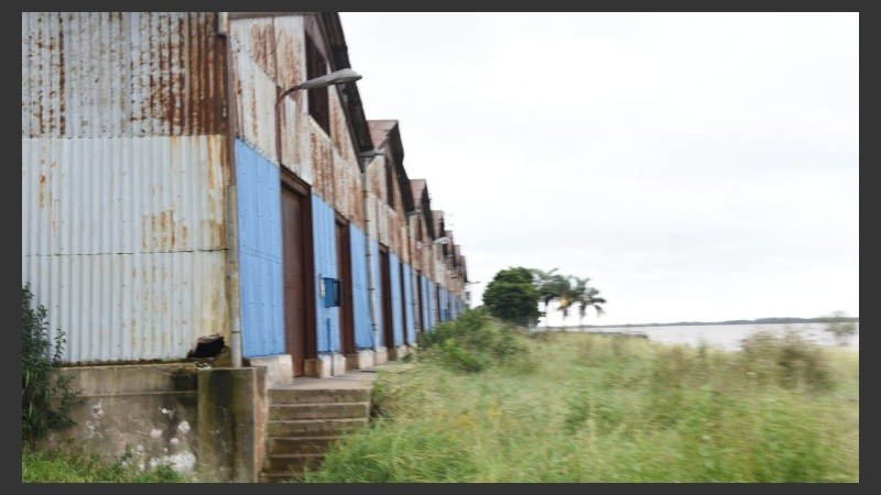 La mayoría de los galpones serán destruidos para ejecutar las obras.