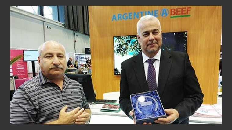 La National Restaurante Associaton le entregó al IPCVA un reconocimiento por la vuelta de la carne vacuna argentina a Estados Unidos.