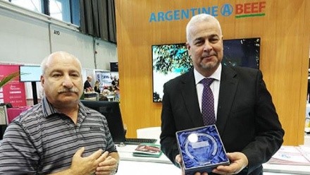 La National Restaurante Associaton le entregó al IPCVA un reconocimiento por la vuelta de la carne vacuna argentina a Estados Unidos.