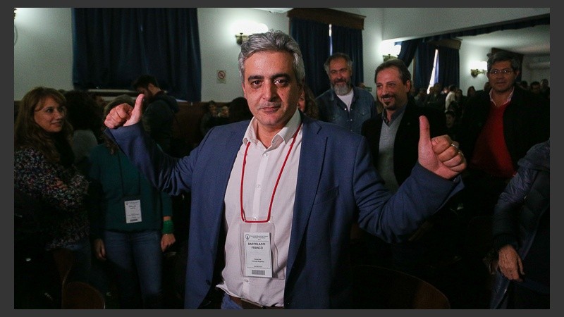 Bartolacci festeja en la asamblea universitaria.