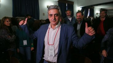 Bartolacci festeja en la asamblea universitaria.